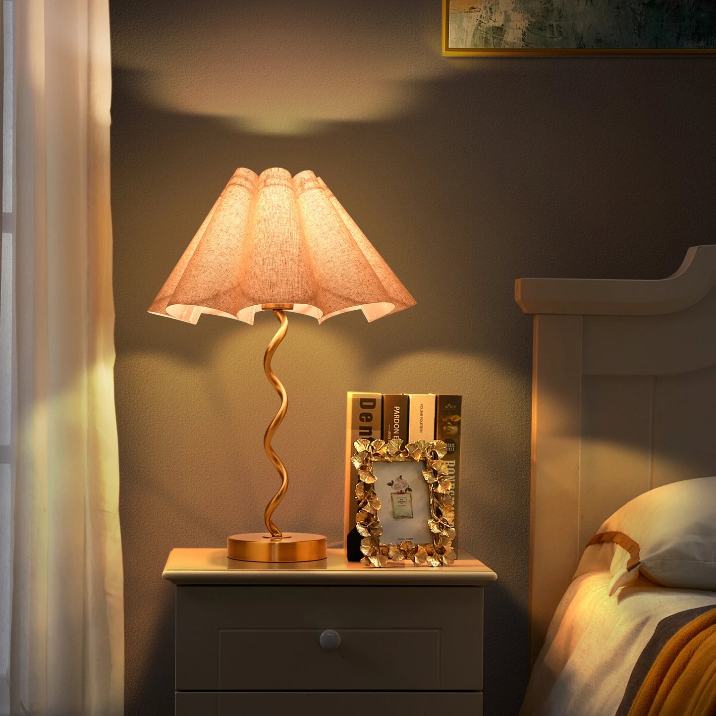 Gold Modern Table Lamp, Scalloped Pleated Desk Lamps Wavy Lamp for Bedside, Bow Table Lamps for Kitchen Counter, Nightstand Deco